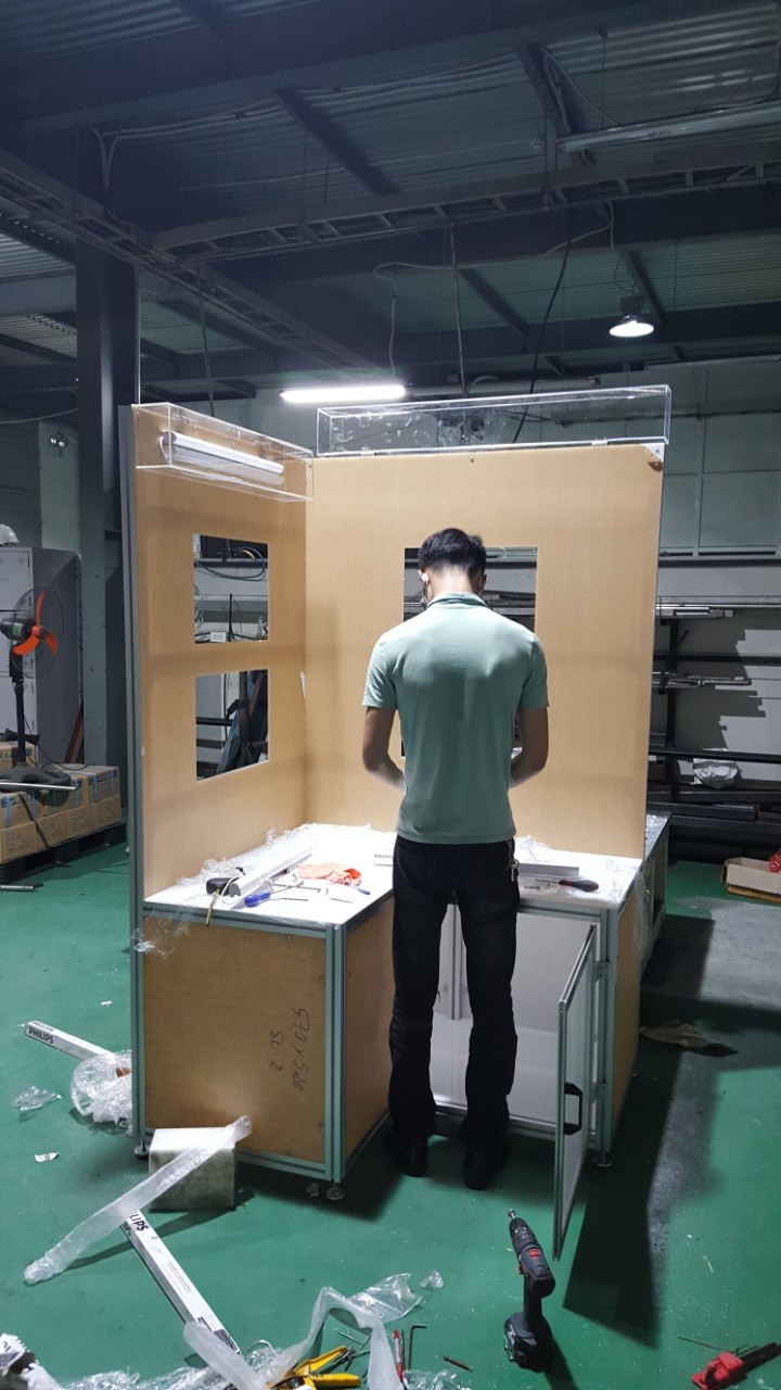 bàn trưng bày sản phẩm công nghiệp - 1