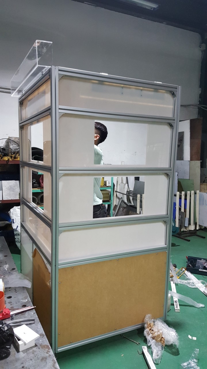 bàn trưng bày sản phẩm công nghiệp - 2